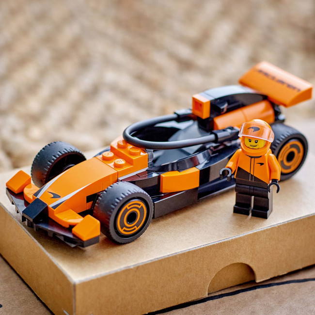 60442 F1® sõitja McLareni võistlusautoga