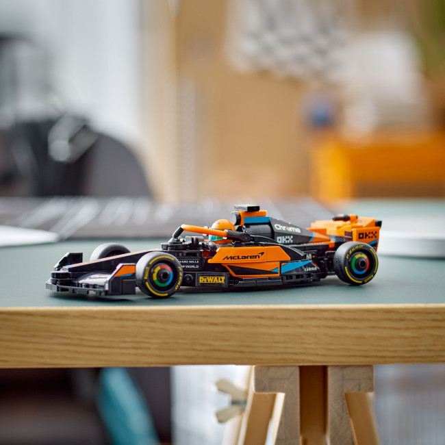 76919 2023. gada McLaren Formula 1 sacīkšu auto