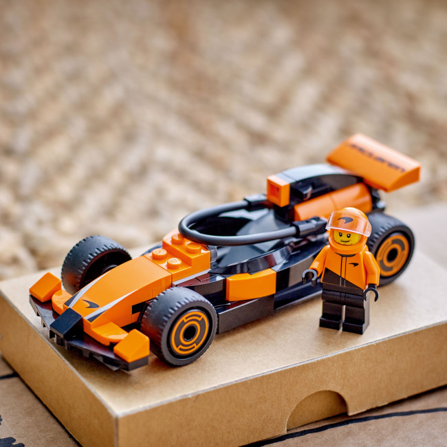 60442 F1® sõitja McLareni võistlusautoga