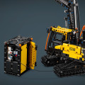 42175 LEGO Technic Kravas auto Volvo FMX un elektriskais ekskavators EC230